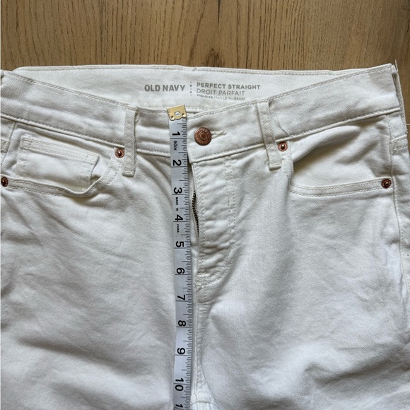Old Navy Perfect Straight Jeans in White - Picture 3 of 5
